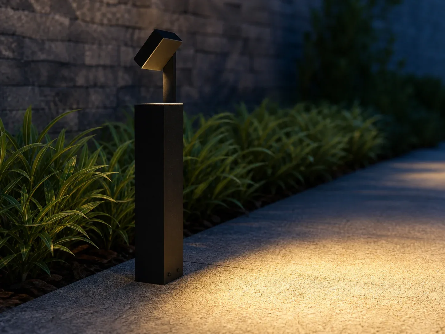 Balizador direcional FlexGarden projetando luz controlada sobre caminho de jardim.