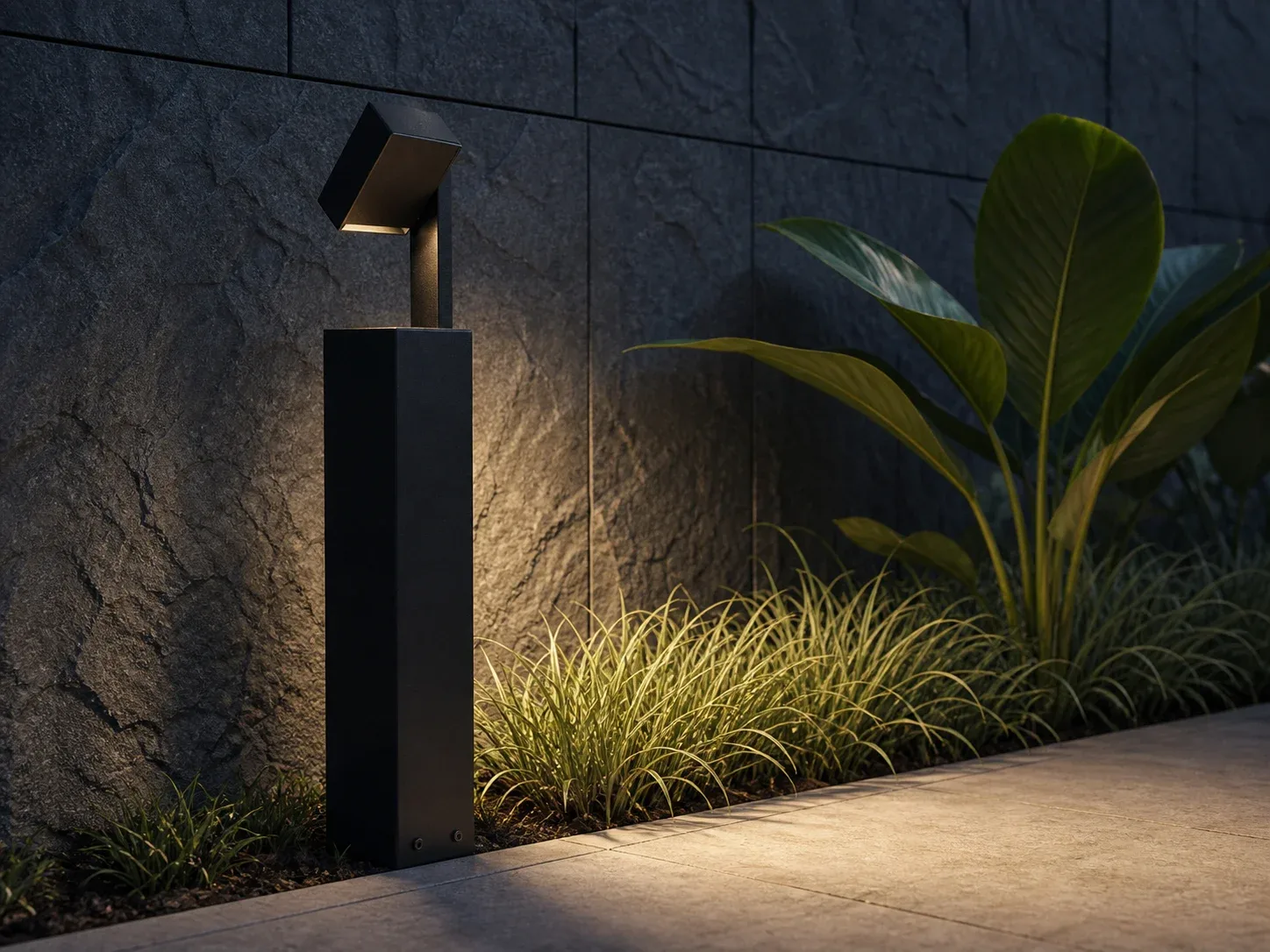 Poste direcional FlexGarden com cabeça inclinada iluminando canteiro e piso.